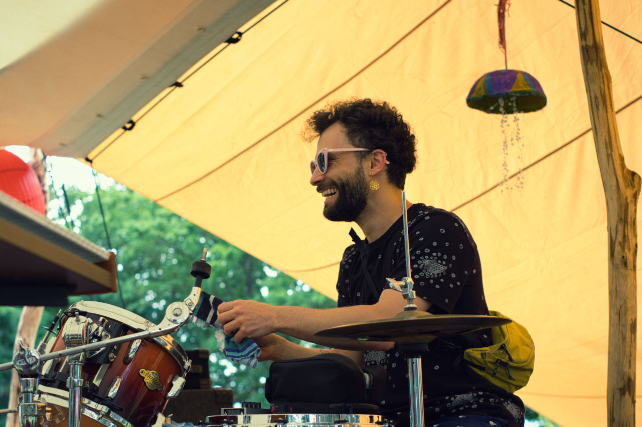 Rodri Amb playing drums live in a Festival